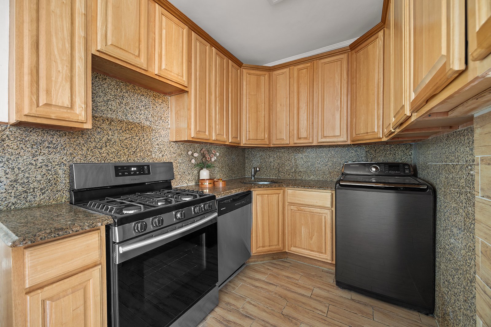570 Westminster Road, Unit B19 - Kitchen