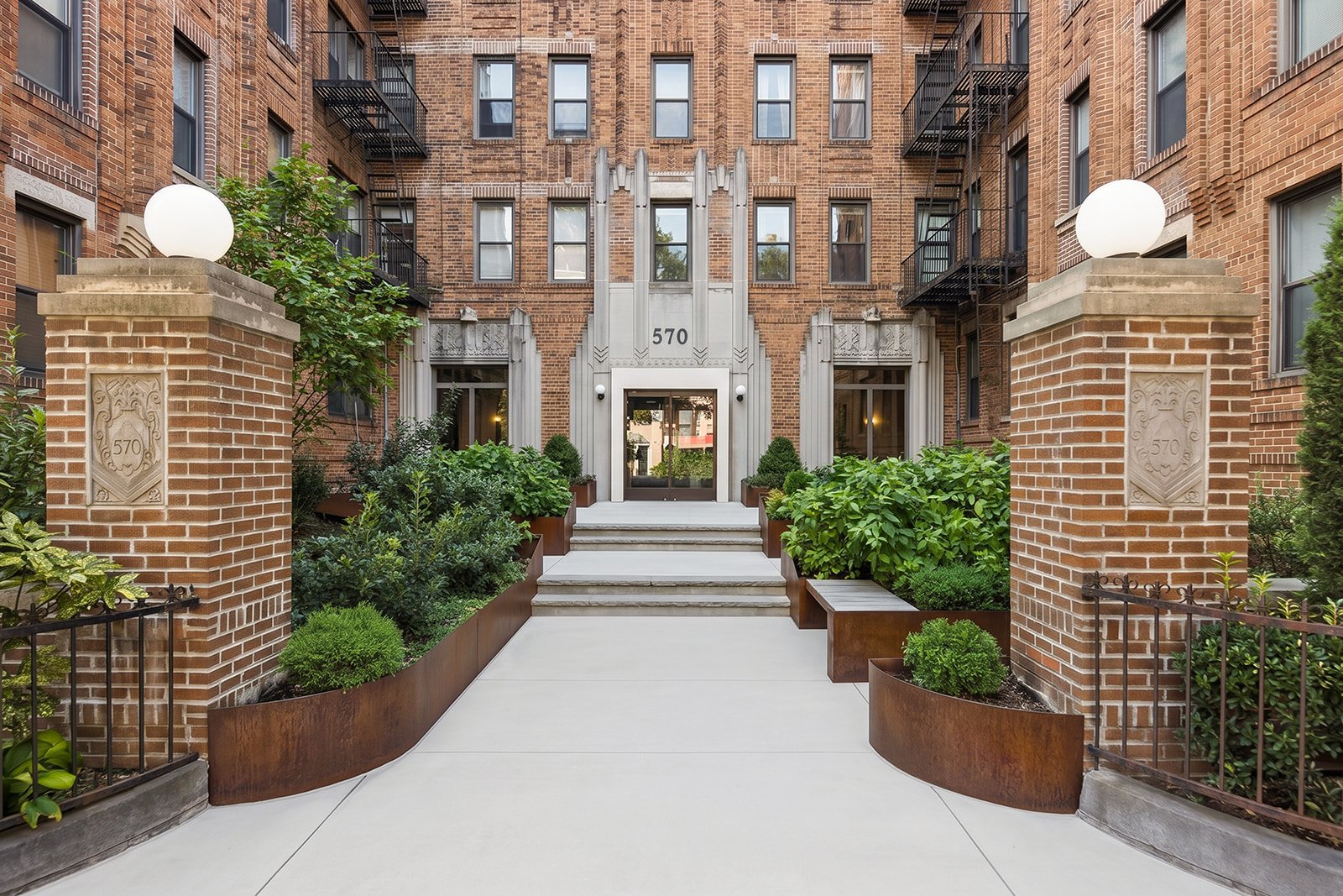 570 Westminster Road, Unit B19 - Foyer